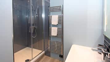 Appartamento Business | Bagno | Set di cortesia gratuito, asciugamani, carta igienica