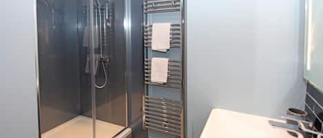 Business Apartment | Bathroom | Free toiletries, towels, toilet paper