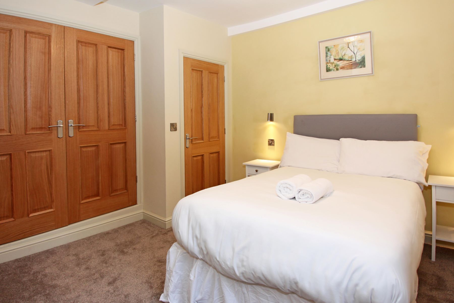 Lägenhet Business | Unika möbler, ljudisolering och strykjärn/strykbräda