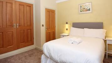 Lägenhet Business | Unika möbler, ljudisolering och strykjärn/strykbräda