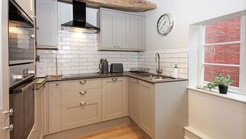 Business Apartment | Private kitchen | Full-sized fridge, microwave, oven, stovetop