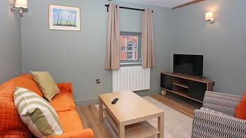 Business Apartment | Living area | Flat-screen TV