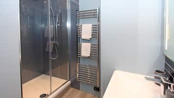 Business Apartment | Bathroom | Free toiletries, towels, toilet paper