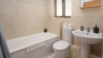 Executive Apartment | Bathroom | Free toiletries, towels, toilet paper