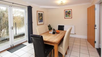 Executive Apartment | Living area | Flat-screen TV