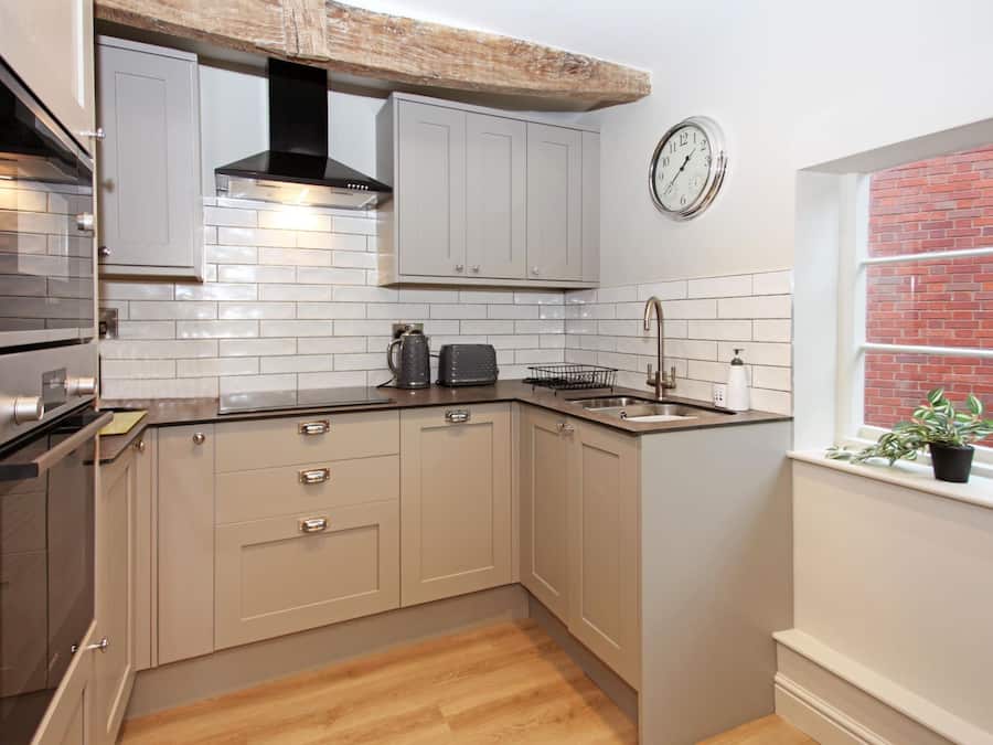 Apartamento empresarial | Cozinha privada | Geladeira grande, micro-ondas, fogão, cooktop
