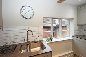 Business Apartment | Private kitchen | Full-sized fridge, microwave, oven, stovetop - St John's Hill Apartments (Shrewsbury)