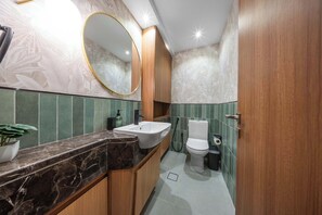 Shower, hair dryer, towels - Free housekeeping visits during your stay - StayShort - Stylish 1-Bedroom Retreat in JVC that Sleeps 2 (JVC)