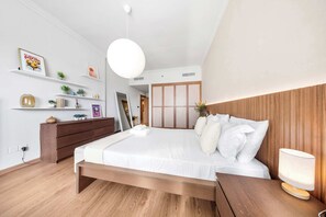 Tabla de planchar con plancha, wifi, ropa de cama