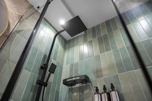 Shower, hair dryer, towels - Free housekeeping visits during your stay - StayShort - Stylish 1-Bedroom Retreat in JVC that Sleeps 2 (JVC)