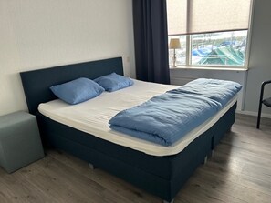 3 bedrooms, iron/ironing board, free WiFi - Very nice apartment with a super view of the water! (Molkwerum)