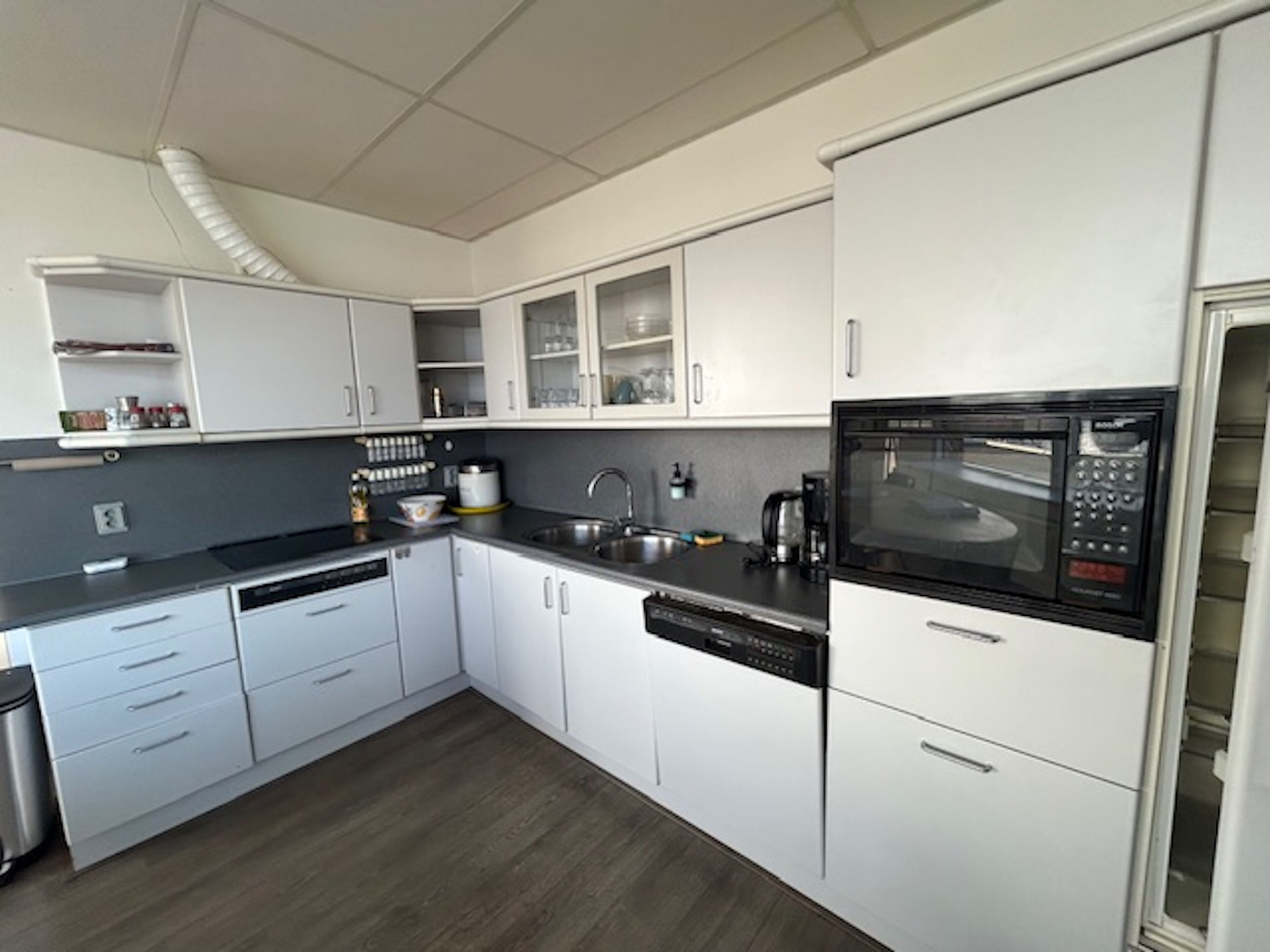 Een koelkast, een oven, een vaatwasser, een koffiezetapparaat/waterkoker