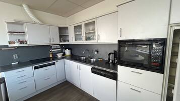 Een koelkast, een oven, een vaatwasser, een koffiezetapparaat/waterkoker