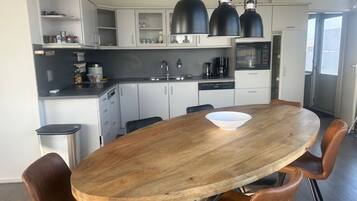 Een koelkast, een oven, een vaatwasser, een koffiezetapparaat/waterkoker