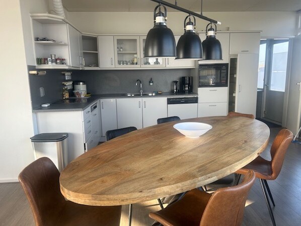 Fridge, oven, dishwasher, coffee/tea maker