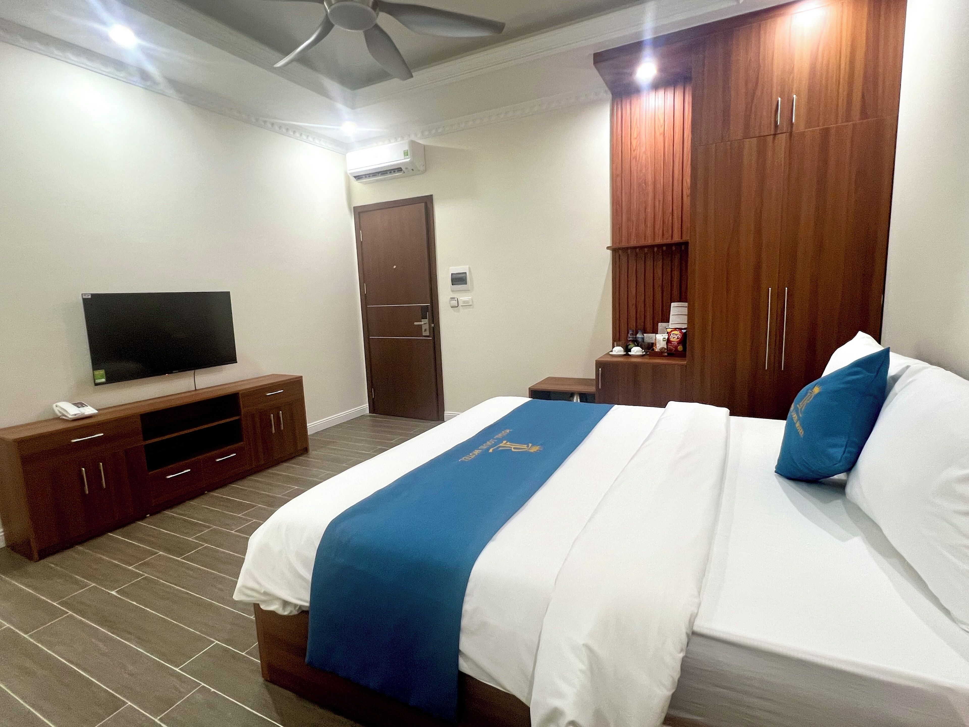 スタンダード ダブルルーム | セーフティボックス (室内)、ノートパソコン用作業スペース、遮光カーテン、WiFi (無料)