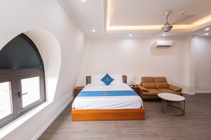 Business Studio, Balcony, City View | Egyptian cotton sheets, premium bedding, pillow-top beds, minibar - Royal Louis Hotel (Dai Mo)