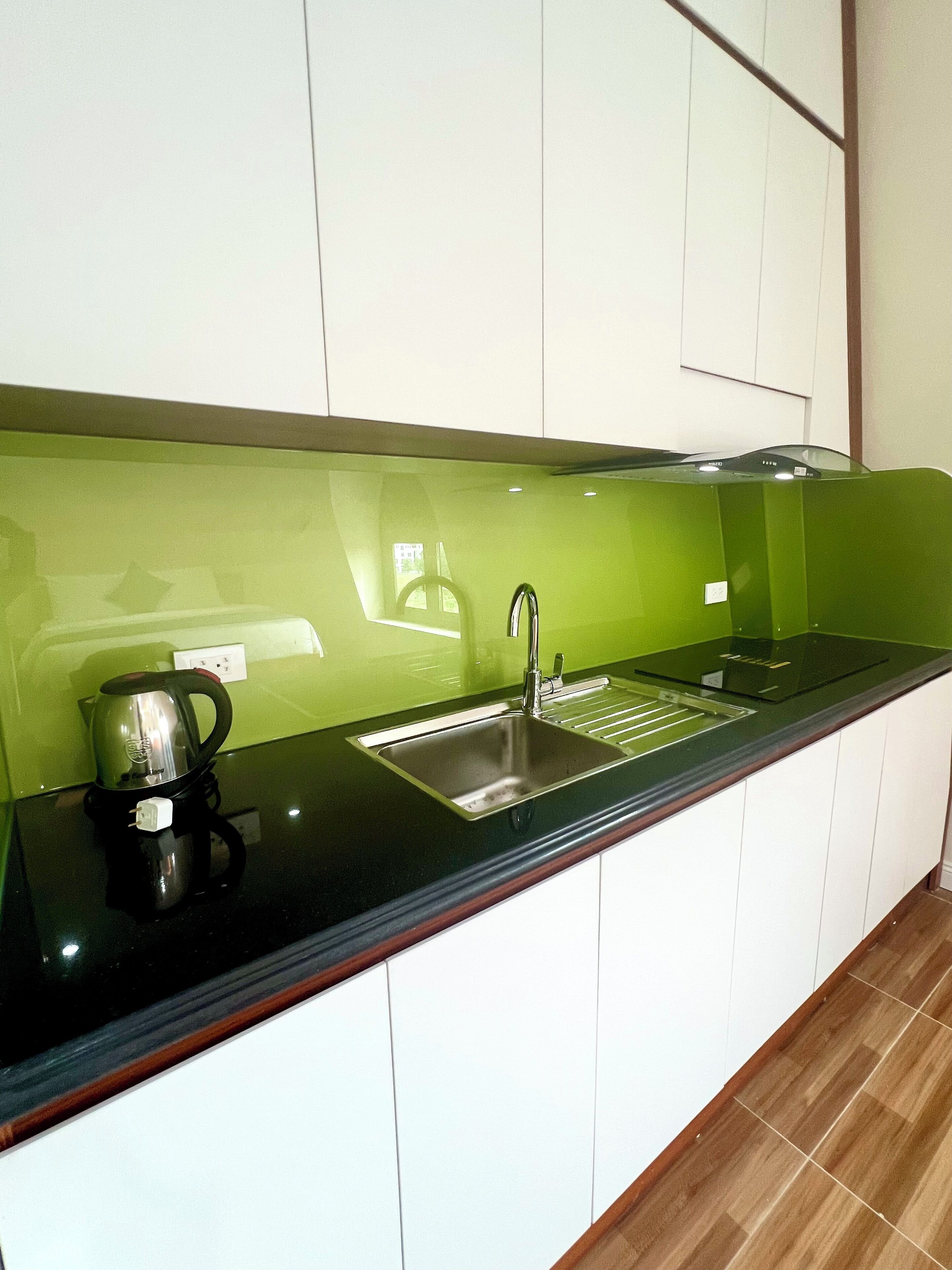 Deluxe-studiosuite - balkon - byudsigt | Privat køkken | Minikøleskab, køkkentøj/tallerkener/redskaber