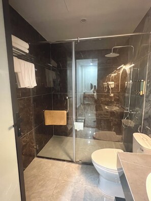 Free toiletries, hair dryer, slippers, towels - Royal Louis Hotel (Dai Mo)