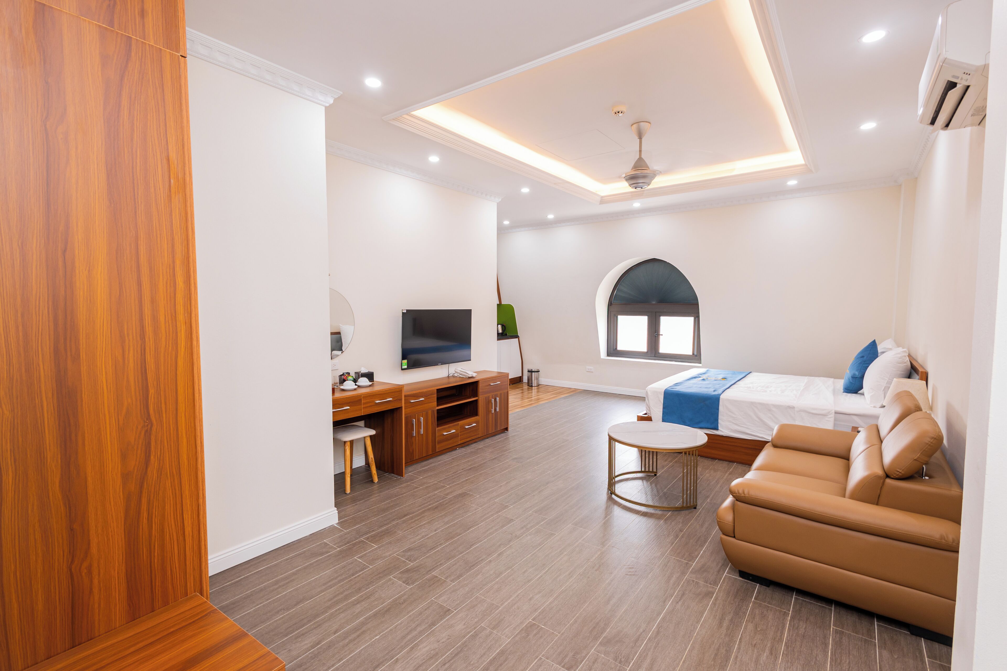 Business Studio, Balcony, City View | Living area