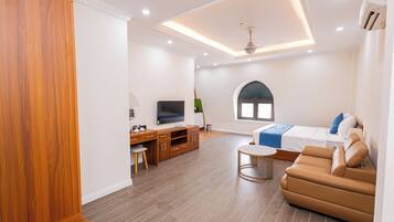 Business Studio, Balcony, City View | Living area