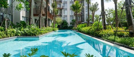 Exercise/lap pool