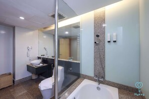 Phòng đôi dành cho gia đình | Phòng tắm | Máy sấy tóc, khăn tắm, xà phòng, dầu gội 