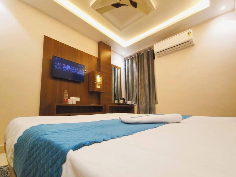 Deluxe Double Room, Air conditioning | Hypo-allergenic bedding, desk, soundproofing, free WiFi
