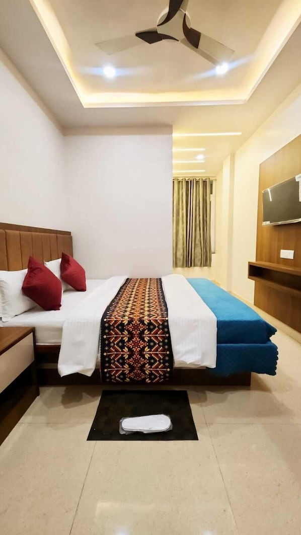 Hypo-allergenic bedding, desk, soundproofing, free WiFi - Hotel Shanti Residency Varanasi (Varanasi)