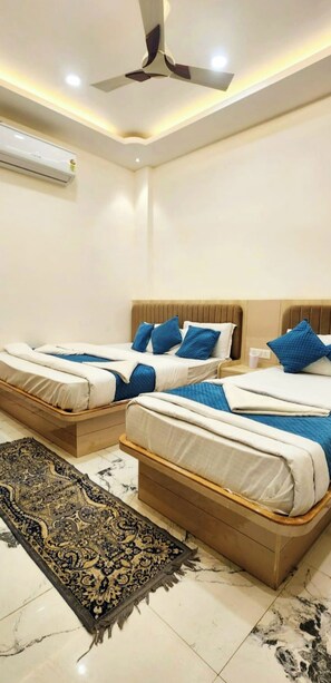 Chambre triple Deluxe, climatisation | Literie hypoallergénique, bureau, système d’insonorisation