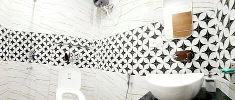 Douche, douche cascade, pantoufles, serviettes fournies