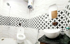 Shower, rainfall showerhead, slippers, towels - Hotel Shanti Residency Varanasi (Varanasi)