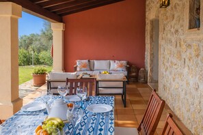 تناول الطعام بالخارج