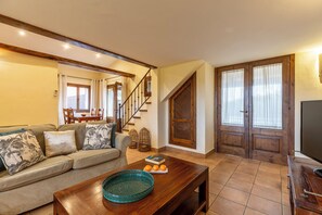 Living area - El Cel, cozy villa with pool and mountain views 5 min from the beach! (POLLENSA)