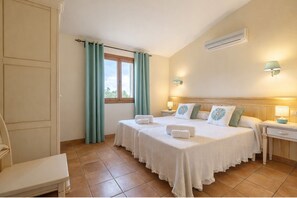 خزنة داخل الغرفة ومكواة/لوح كي وواي فاي مجانًا وملاءات أسرّة