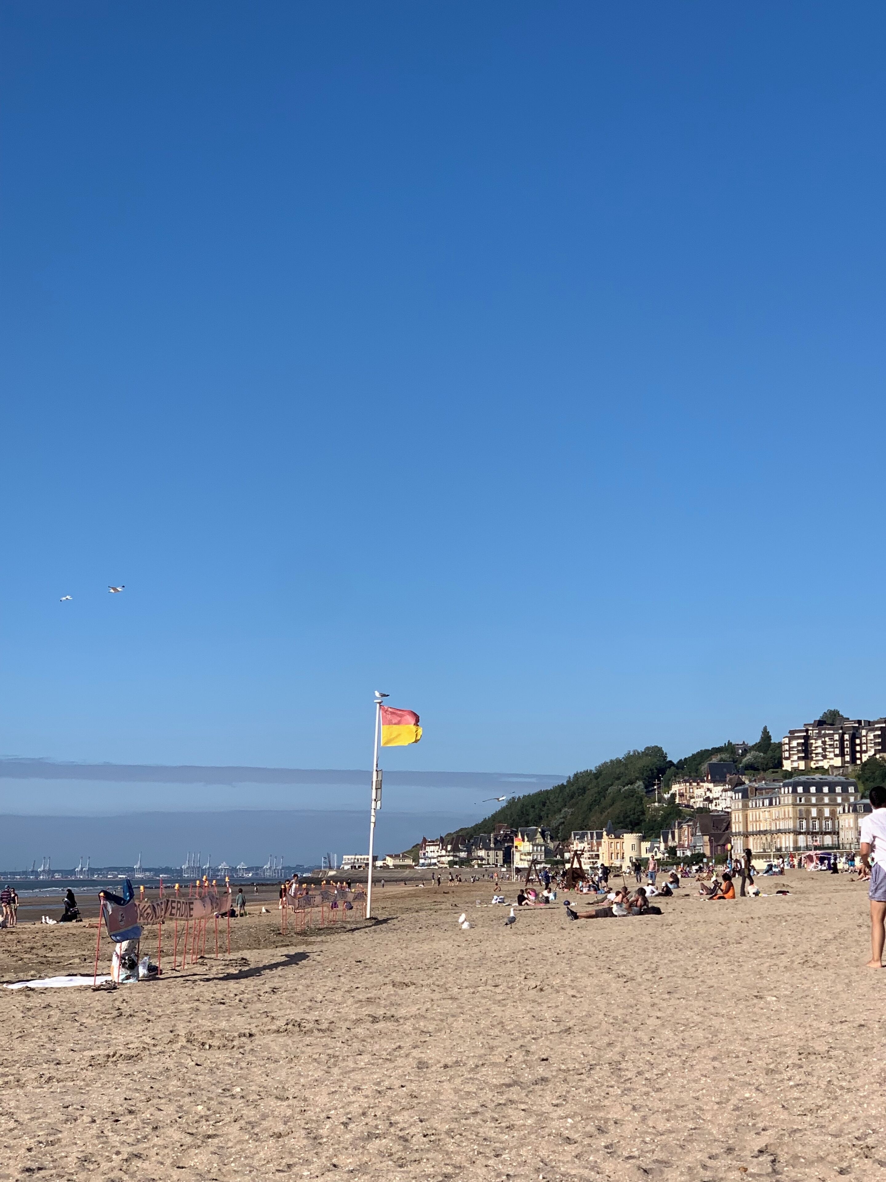 Chaises longues, serviettes de plage