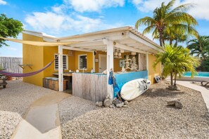 Outdoor dining - Welcome to Kas Blou, your breezy, blue-accented island escape at Barefoot Apartments in Kralendijk, Bonaire.<br>This cozy one-bedroom studio offers authentic Caribbean charm, great value, and a peaceful location just a short walk from everything. (Kralendijk)