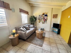 TV - Welcome to Kas Blou, your breezy, blue-accented island escape at Barefoot Apartments in Kralendijk, Bonaire.<br>This cozy one-bedroom studio offers authentic Caribbean charm, great value, and a peaceful location just a short walk from everything. (Kralendijk)