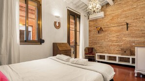 Room - Gràcia Loft + Terrace BBQ • AC & Fiber Wi-Fi (Barcelona)