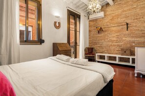 1 bedroom, iron/ironing board, free WiFi - Gràcia Loft + Terrace BBQ • AC & Fiber Wi-Fi (Barcelona)