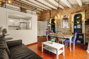 TV - Gràcia Loft + Terrace BBQ • AC & Fiber Wi-Fi (Barcelona)