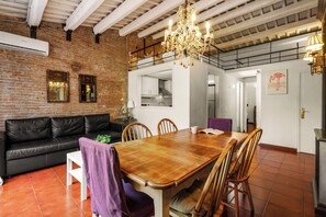 Dining - Gràcia Loft + Terrace BBQ • AC & Fiber Wi-Fi (Barcelona)