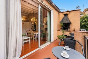 Outdoor dining - Gràcia Loft + Terrace BBQ • AC & Fiber Wi-Fi (Barcelona)