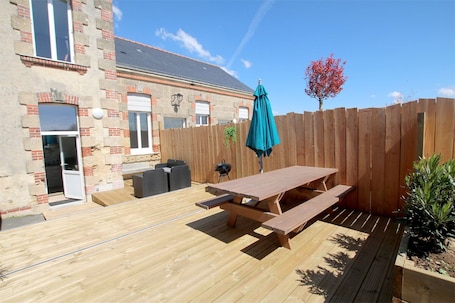 Outdoor dining. Le Logis de Kelly (8 people)