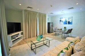 Smart TV - Modern 1-Bedroom Apartment with Balcony-Waterfront-High floor (Dubai)