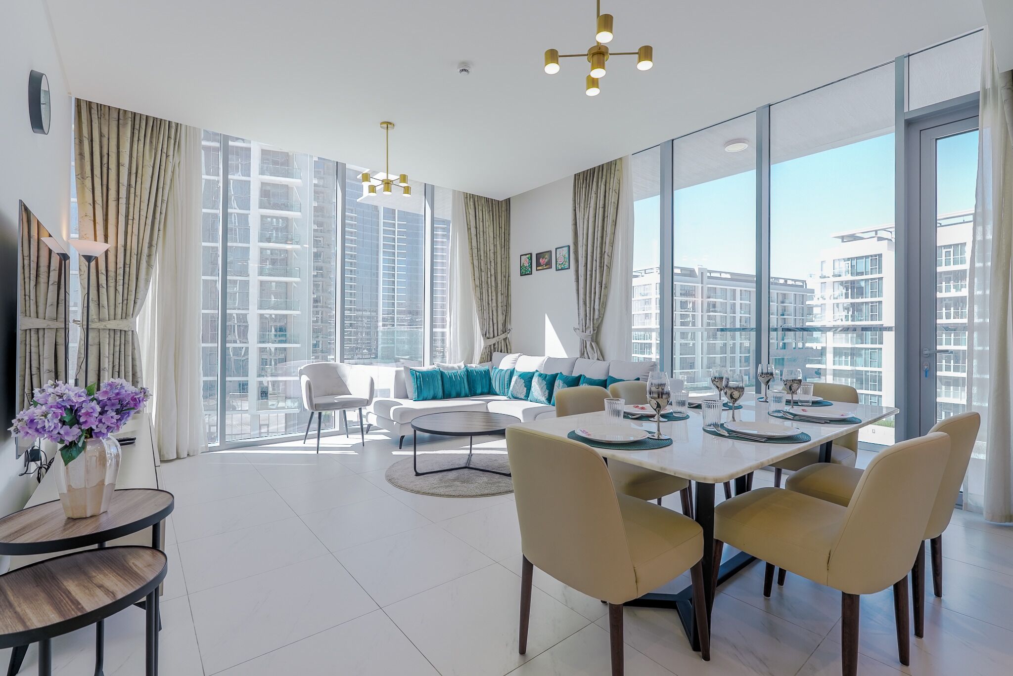 Departamento Deluxe, balcón, vista a la laguna | Área de sala de estar | Smart TV de 55 pulgadas con canales digitales 