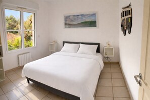 5 quartos, ferros/tábuas de passar roupa, berço de viagem