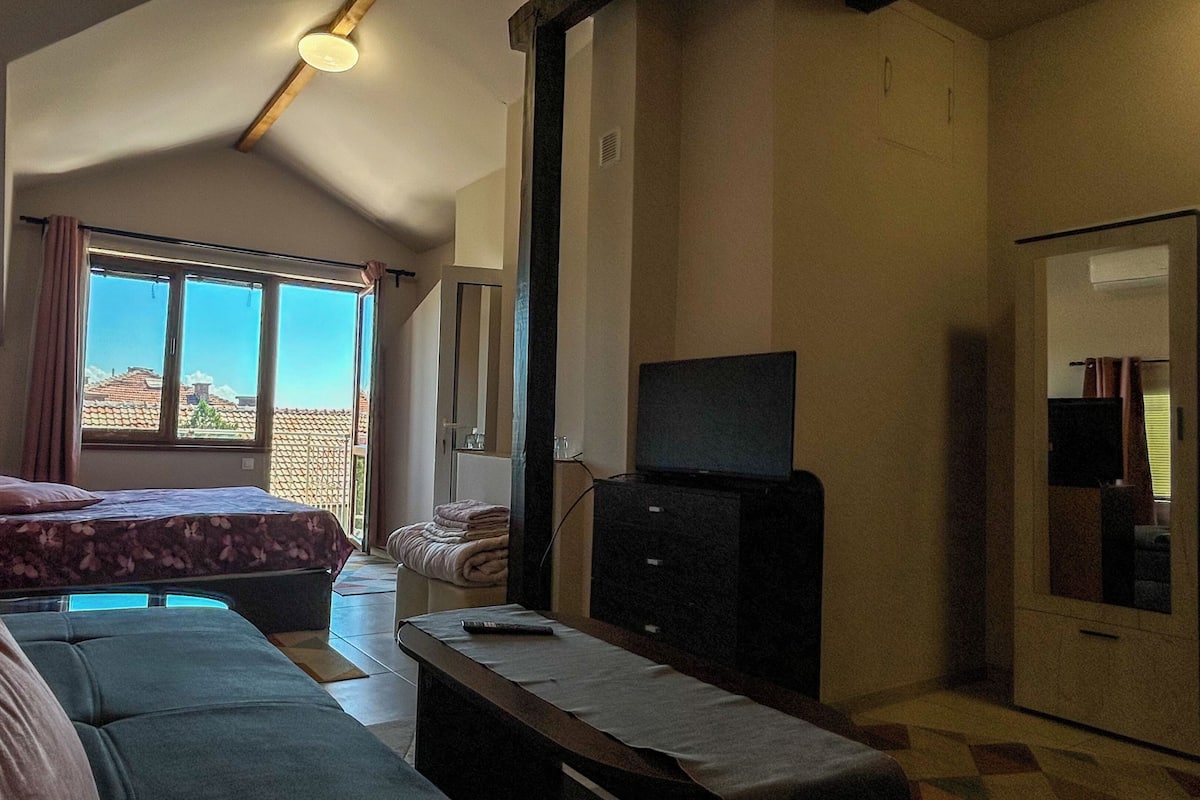 Deluxe Double Room, Balcony | Laptop workspace, free WiFi, individually decorated