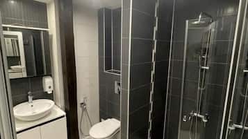 Estudio, balcón | Baño | Regadera, amenidades de baño gratuitas, toallas, jabón