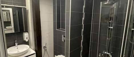 Studio, Balkon | Badezimmer | Dusche, kostenlose Toilettenartikel, Handtücher, Seife